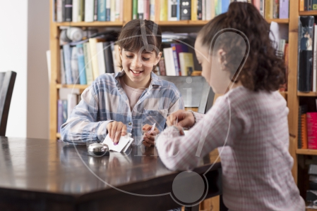 vriendinnen spelen een kaartspel 1