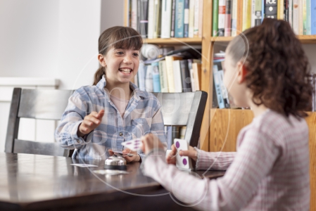 vriendinnen spelen een kaartspel 2