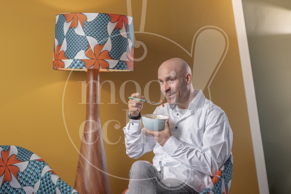 man eet groente uit een bakje 1