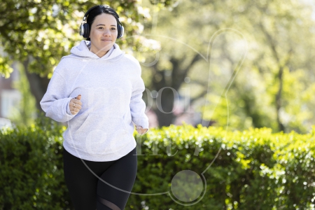 vrouw is aan het hardlopen 2