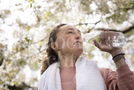 Vrouw drinkt water 2