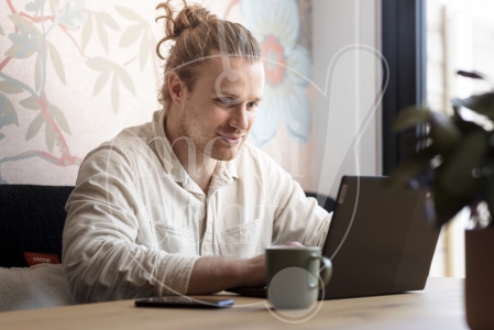 man werkt vanuit huis 1