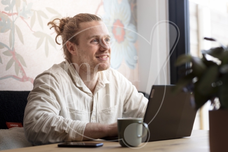 man werkt vanuit huis 2