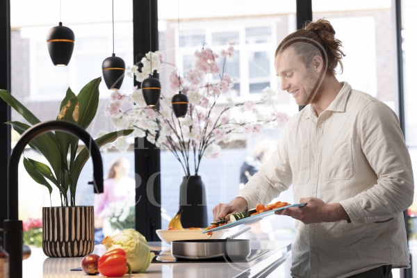 man is aan het koken 1