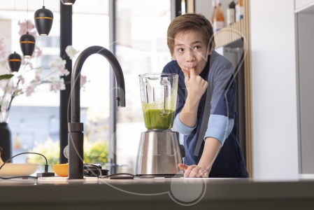 jongen pikt smoothie uit de keuken