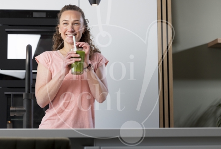 vrouw met smoothie in de keuken 1