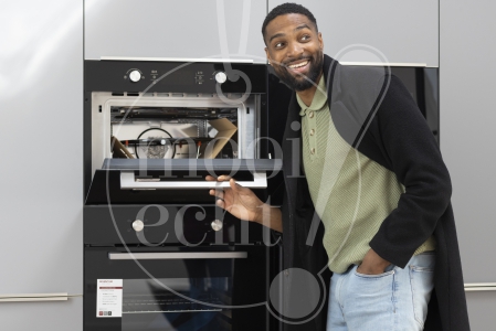 man opent nieuwe oven 1