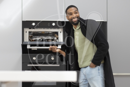 man opent nieuwe oven 3