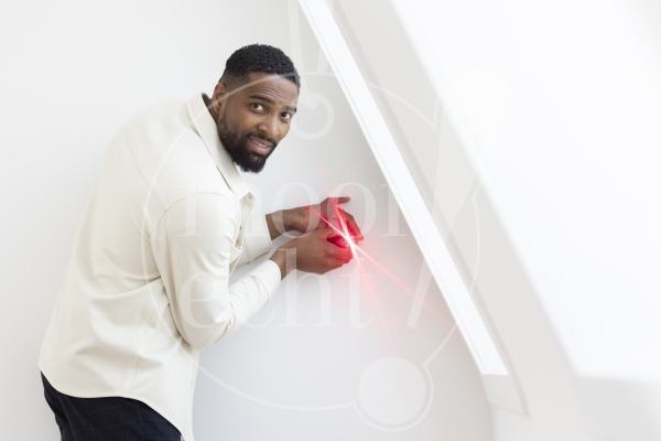 man schijnt met laserlampje