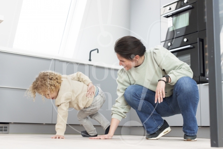 moeder speelt samen met haar zoon 2