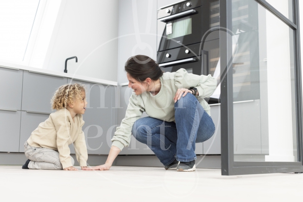 moeder speelt samen met haar zoon 2