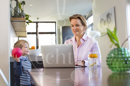 Moeder werkt thuis tijdens Coronacris en wordt afgeleid door kinderen