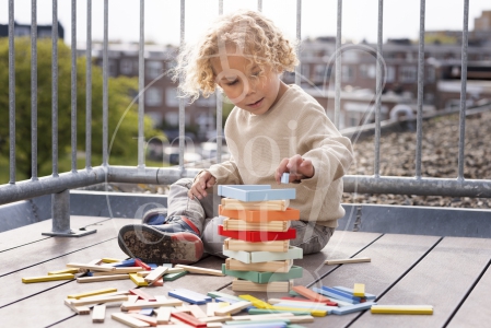 kind speelt op balkon 2