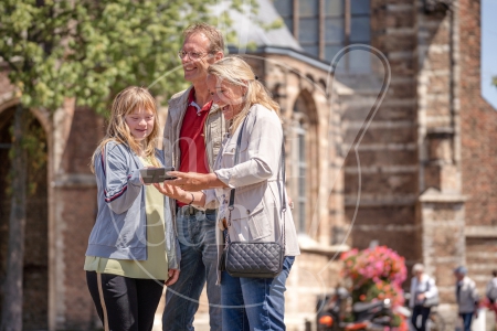 gezin staat bij kerk 1