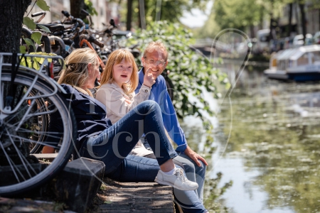 gezin zit aan een gracht 1