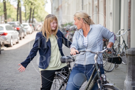 moeder en dochter op een fiets 4