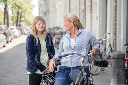 moeder en dochter op een fiets 5