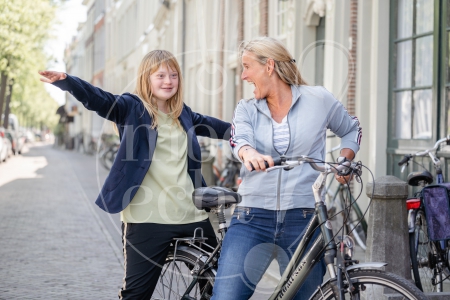 moeder en dochter op een fiets 6