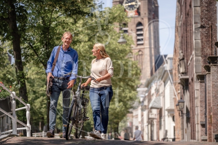 man en vrouw lopen samen met een fiets 1