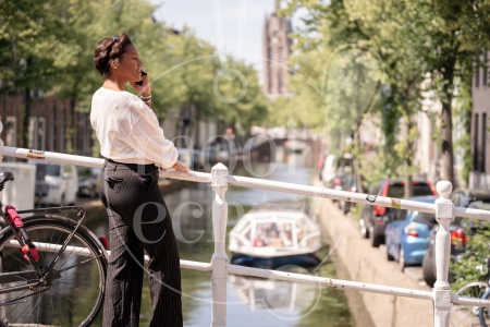 vrouw belt aan een gracht 1