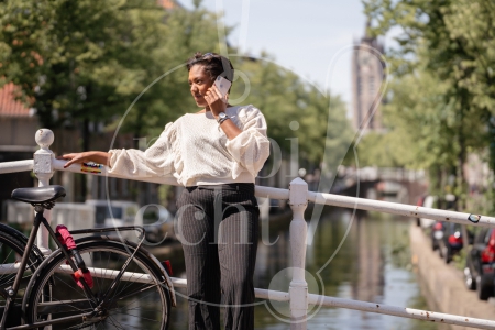 vrouw belt aan een gracht 4