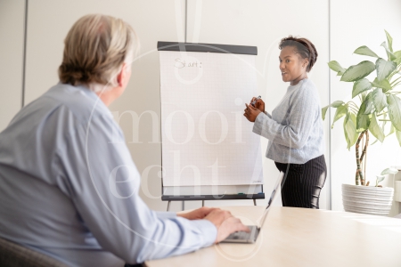 vrouw presenteert aan een man 1