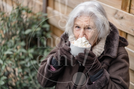 vrouw met een bakje slagroom 2