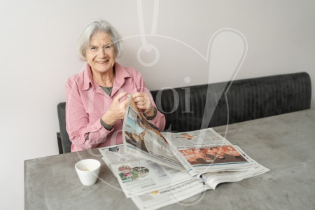 vrouw leest de krant en drinkt koffie 2