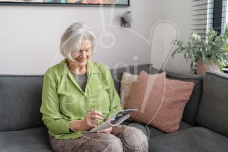 vrouw schrijft in een boekje