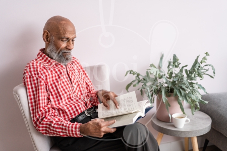 man leest een boek 2