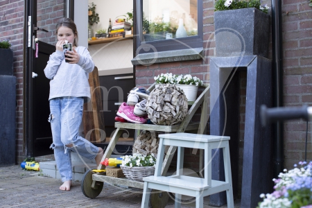 Verkouden meisje is aan het beeldbellen met een vriendin tijdens Coronacrisis