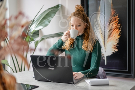 Vrouw aan het thuiswerken 1