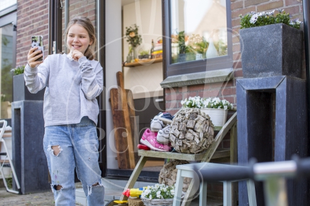 Verkouden meisje is aan het beeldbellen met een vriendin tijdens Coronacrisis