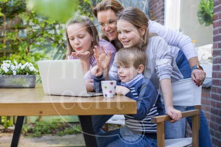 Beeldbellen met opa en oma tijdens Coronacrisis