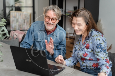 koppel aan het facetimen 1