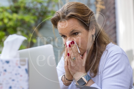 Vrouw niest tijdens Coronacrisis