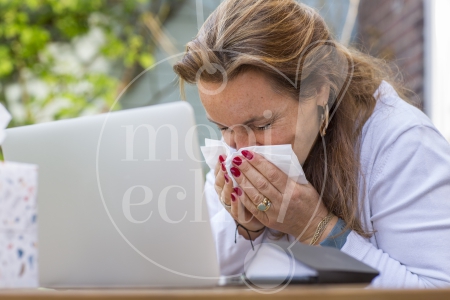 Vrouw niest tijdens Coronacrisis