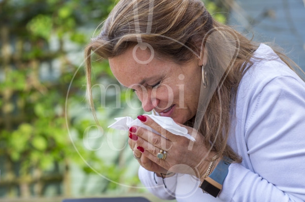 Vrouw niest tijdens Coronacrisis