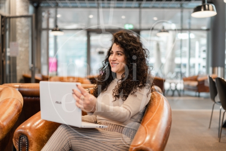 vrouw zit op haar laptop 2