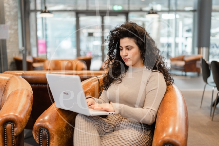 vrouw zit op haar laptop 3