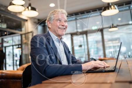 man aan het werk op kantoor 2