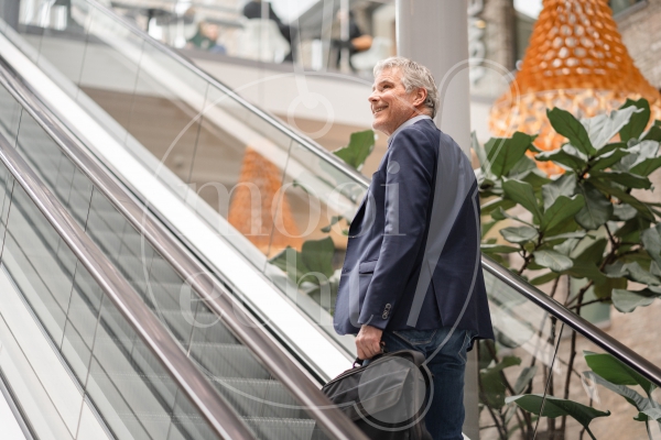 man staat op een roltrap 1