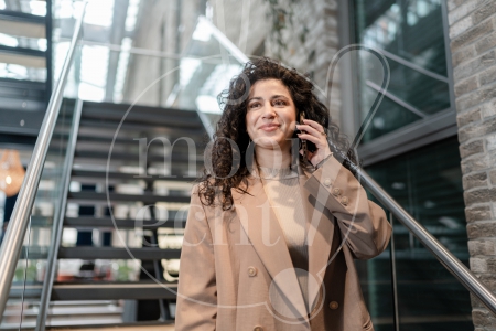 portret vrouw aan het bellen 2