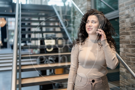 portret vrouw aan het bellen 4