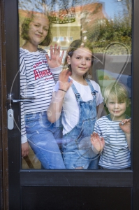 Gezin zwaait naar vrienden of familie tijdens Coronacrisis