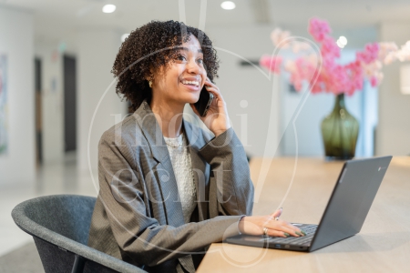 vrouw aan het bellen op werk 3