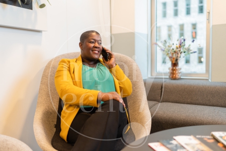 vrouw zit op haar telefoon 2