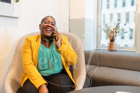 vrouw zit op haar telefoon 3