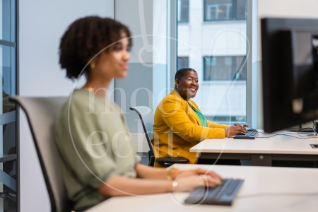 vrouw aan het werk op kantoor