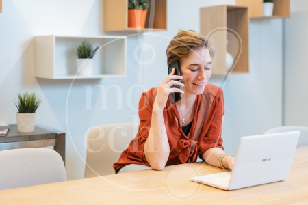 vrouw is aan het werk op haar laptop 1